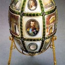 Un uovo di Peter Carl Fabergé, gioielliere e orafo russo. Il primo uovo in  oro e pietre preziose, fu commissionato dallo zar Alessandro III di Russia come regalo di Pasqua per la zarina Marija.