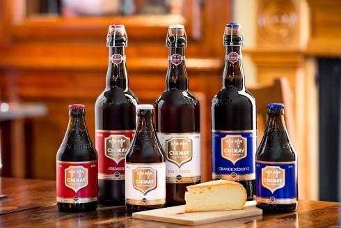 Chimay è un'autentica birra trappista. Dal 1862 i monaci di Chimay hanno prodotto la loro birra premier secondo la tradizione monastica di produzione della birra naturale. Il lievito purificato da Padre Théodore e l'acqua pura che scorre sotto all'Abbazia di Notre-Dame de Scourmont costituiscono la base della Chimay, una birra dal sapore di aromi complessi e armoniosi.