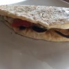 Pita con crema di melanzane, pomodoro e mozzarella