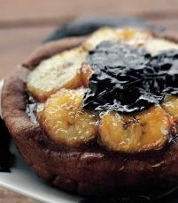 Cestini di cioccolato e banane caramellate