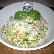 Orzo con zucchine, pistacchi e basilico