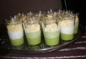 Verrine con avocado, tonno e uovo sodo