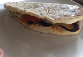 Pita con crema di melanzane, pomodoro e mozzarella