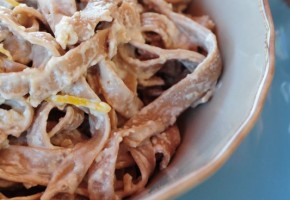 Tagliatelle farina di castagne, limone e noci