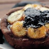 Cestini di cioccolato e banane caramellate