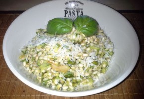 Orzo con zucchine, pistacchi e basilico