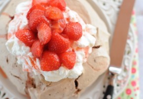 Pavlova alle fragole e zenzero