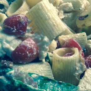 Pasta fredda, datterini, stracciatella e speck croccante