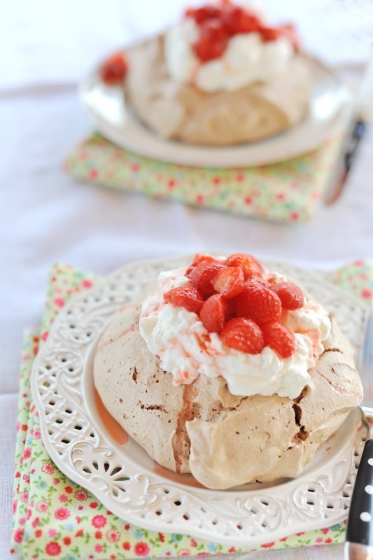 Pavlova alle fragole e zenzero e cioccolato