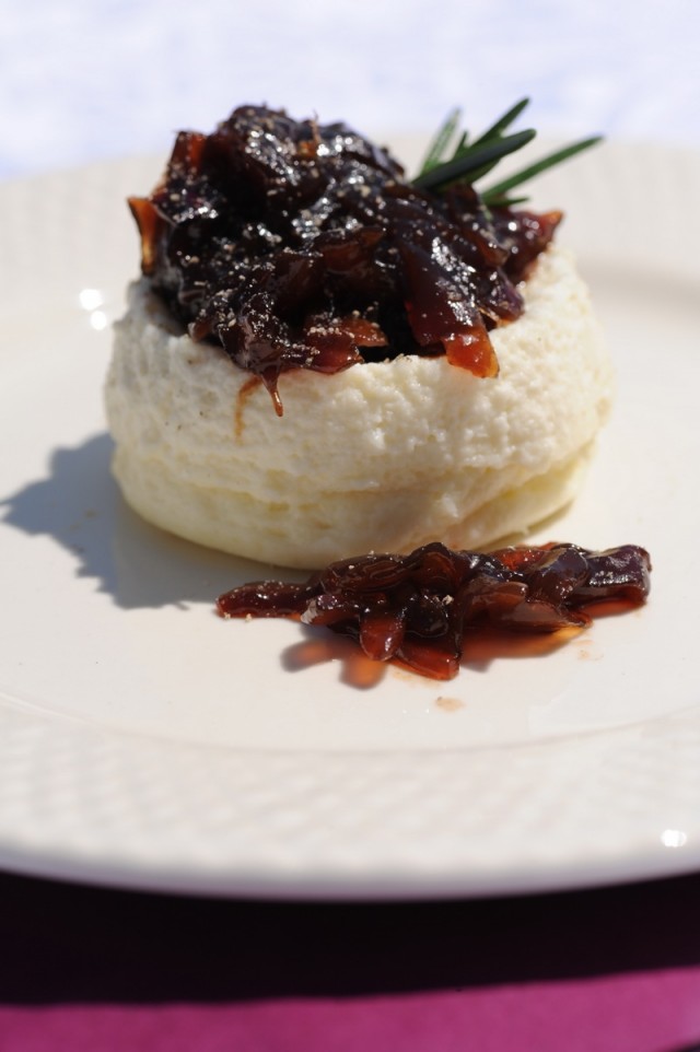 Tortino di pecorino con marmellata di cipolle rosse