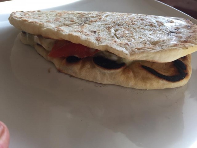 Pita con crema di melanzane, pomodoro e mozzarella