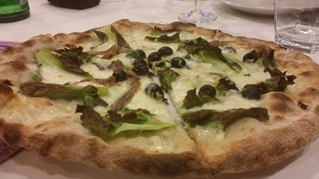 Pizza scarola, olive e alici