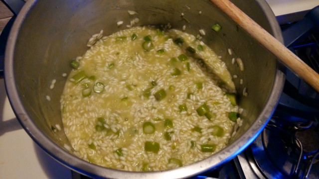 Risotto agli asparagi in cottura