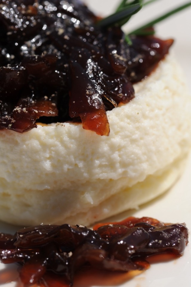 Tortino di pecorino con marmellata di cipolle rosse