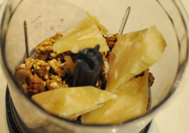 Parmigiano e noci nel mixer