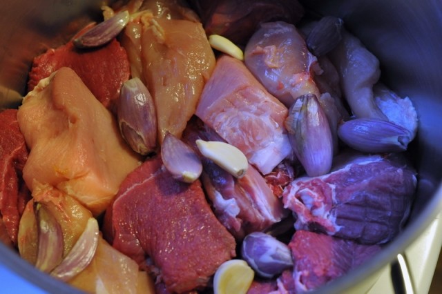 Carne in pentola con scalogno e aglio