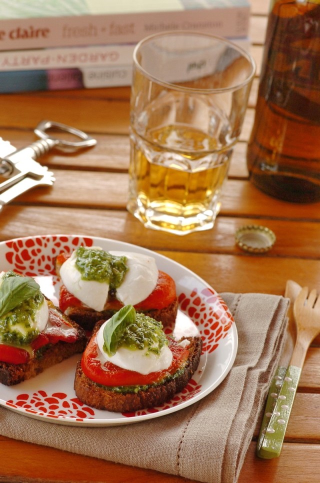 Crostini con mozzarella di bufala, peperoni e salsa al basilico