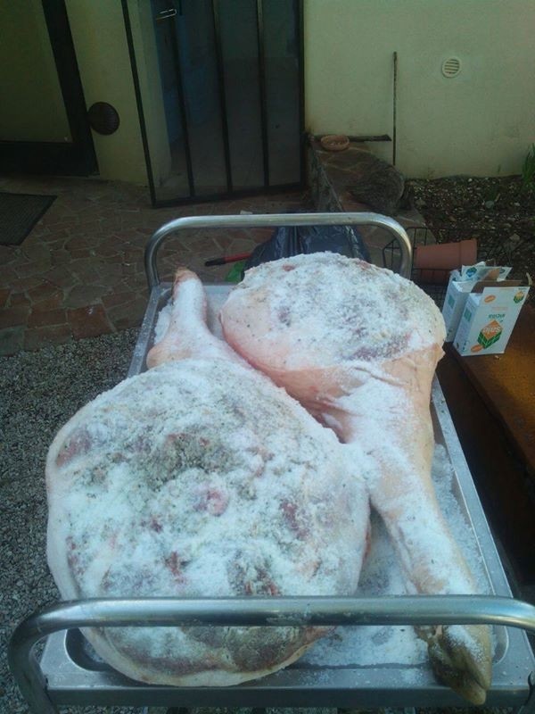 Griglieria La Gratella, salatura prosciutti