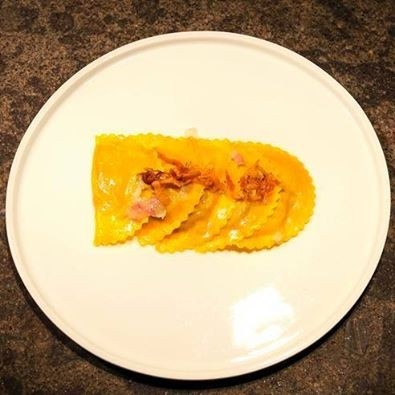 Ravioli di amatriciana con guanciale croccante