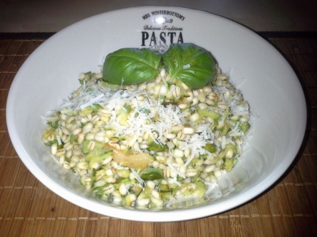 Orzo con zucchine e pistacchi