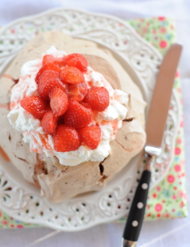 Pavlova al cioccolato, zenzero e fragole