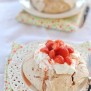 Pavlova alle fragole e zenzero e cioccolato